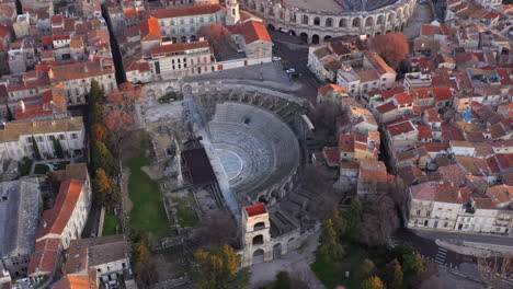 Römisches-Theater-Von-Arles,-Luftaufnahme-Von-Oben,-Sonnenaufgang,-Frankreich